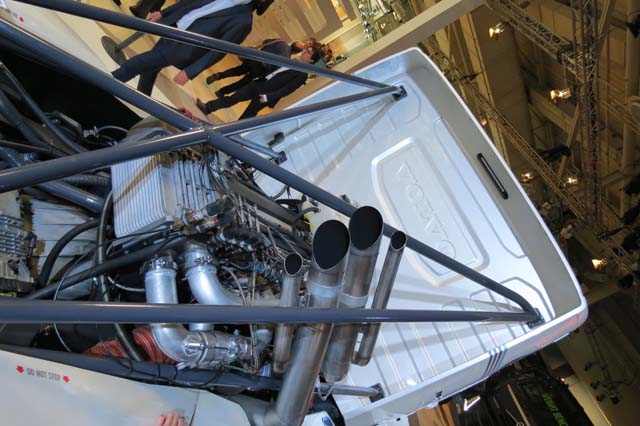 El motor Volvo D13 se ha colocado en posición central del chasis para una mejor estabilidad.